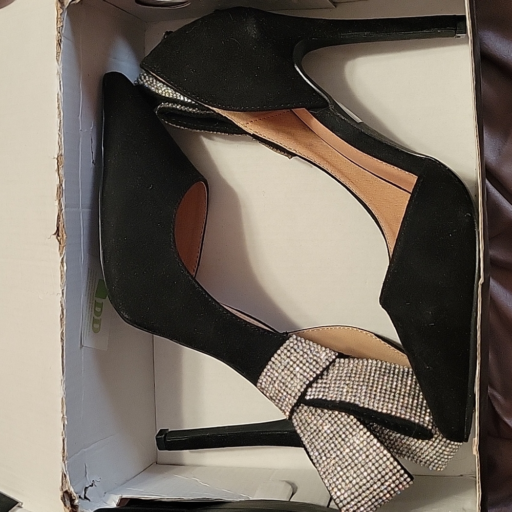 Black Pumps